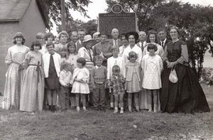A black-and-white photo of a group of Pinhey family members at the unveiling of the original "Hon. Hamnett Kirkes Pinhey" plaque at Horaceville, 1967